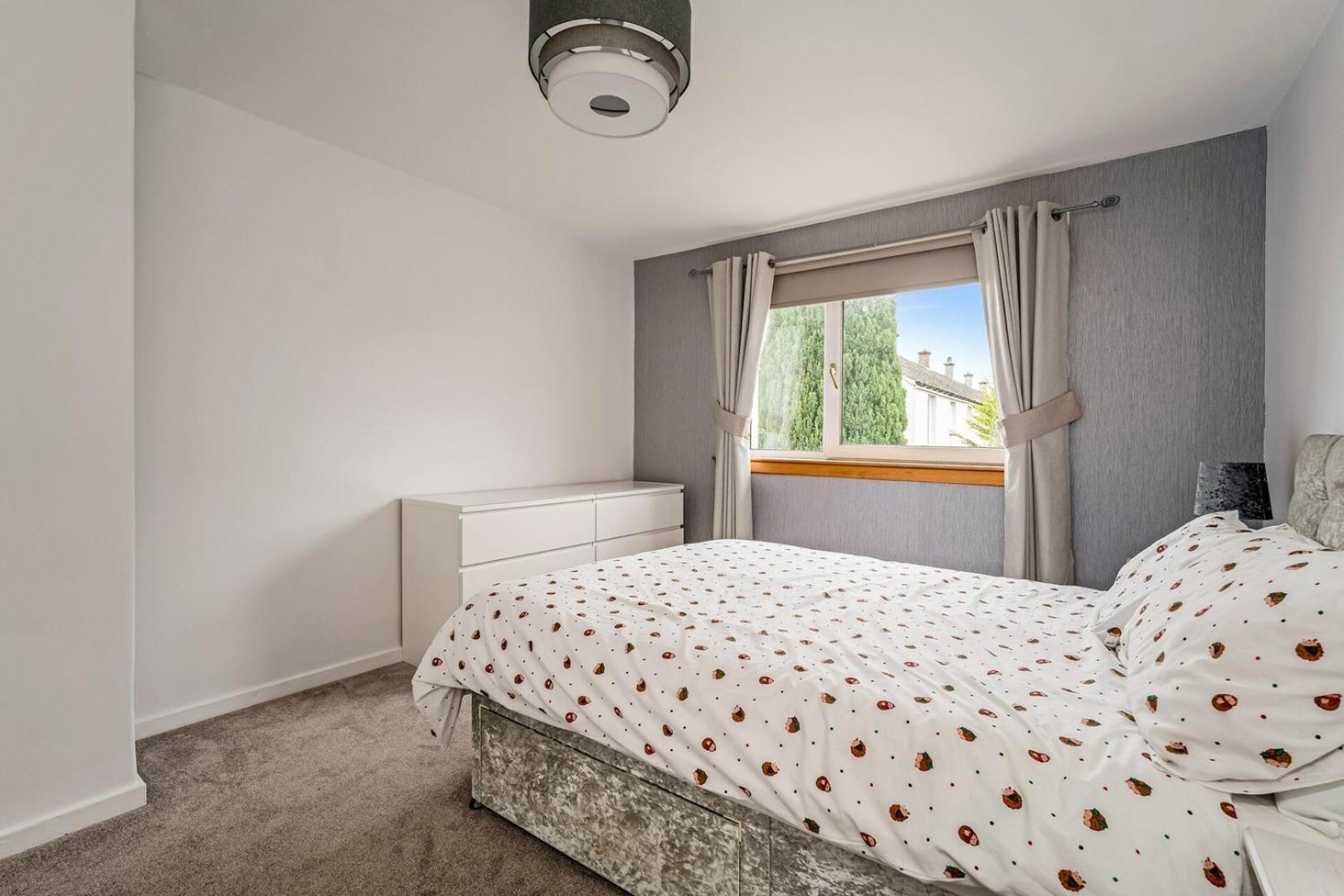 Centrally Situated 1 Bedroom House In Cumbernauld Buitenkant foto