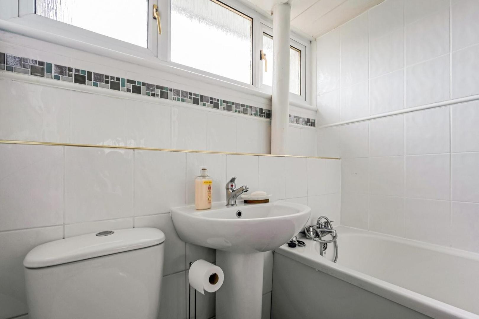 Centrally Situated 1 Bedroom House In Cumbernauld Buitenkant foto