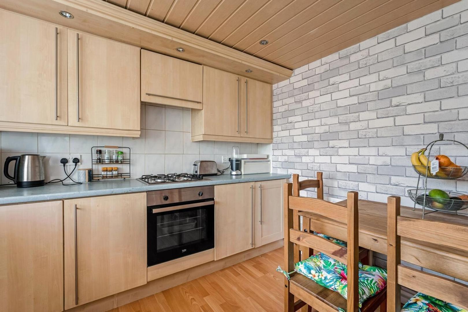 Centrally Situated 1 Bedroom House In Cumbernauld Buitenkant foto