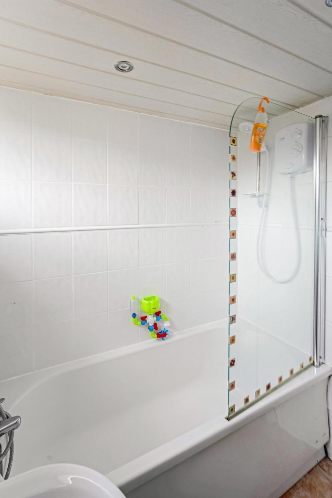 Centrally Situated 1 Bedroom House In Cumbernauld Buitenkant foto